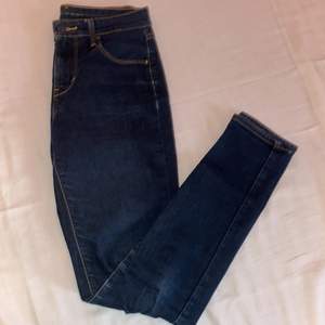 Mörkblåa jeans från Levis. Original pris: 800. I bra skick med lite ljusare partier på bakfickan. Midjan är 26 och längden är 30. Passar som S ungefär. Priset går att diskutera.