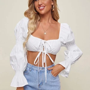 Vit topp - Säljer denna superfina tröja/topp då den tyvärr är förstor för mig! Köptes för 129kr på shein, aldrig använd utan endast testad. Pris + 45kr frakt 🦋