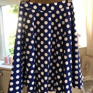 Rockabilly 50-talskjol oanvänd - Vacker kjol från märket Jet Set Trends i storlek s. Helt oanvänd. Blå med vita prickar.