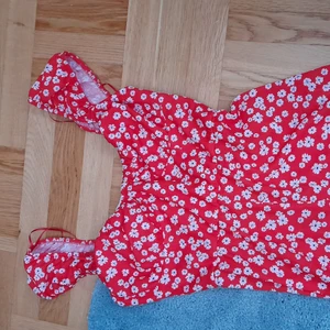 Playsuit st.L - Liten i storleken. Använt den 1 gång. Den var för liten för mig så om man har M i storlek så passar den fast den är i L. Från nelly.com 