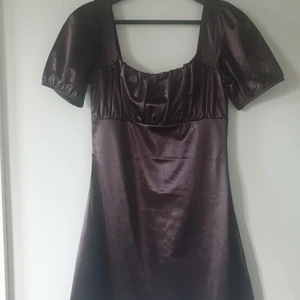 Klänning - Fin klänning från h&m använd 1 gång. Kan mötas i Upplands väsby eller fraktas. 