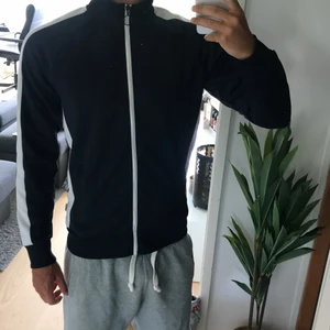Jack & Jones zip Storlek M, ALDRIG ANVÄND - Jack & Jones zip-tröja i storlek M. Tröjan är i jättefint skick, aldrig använd. Billigare vid snabb affär.