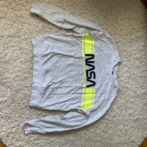 Långärmad tröja från HM - Ljusgrå tunn långärmad tröja med text. Stl M passar även S. Använd en gång