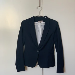 H&M blå kavaj  - Knappt använt. Max 2 ggr. Köpte för 1,5 år sedan. Väldigt fräsch för att ha på sig på nåt intervju eller likande. Säljer på grund av att jag har för många kavajer! 