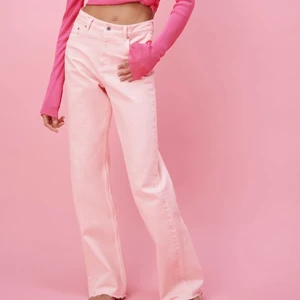 Rosa jeans från zara - Rosa jeans i stl 36, jag är 166 lång och hur dem ser ut på mig kan man se på andra bilden. Bara använda en gång så i fint skick! Frakt tillkommer🦋.                                                           (Finns någon fläck på knät på byxan, därav det billiga priset)
