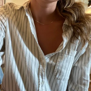 Randig skjorta - Väldigt fin bomullsskjorta med ljusgröna ränder! Säljer då jag  inte använt den på ett tag. Är använd tidigare men i fint skick! Frakt tillkommer. Skriv om du har frågor mm! 🥰 