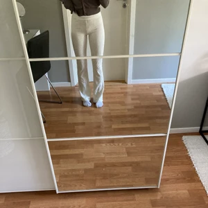 Vita Byxor - Snygg vit beige byxa i manchester material från bikbok!