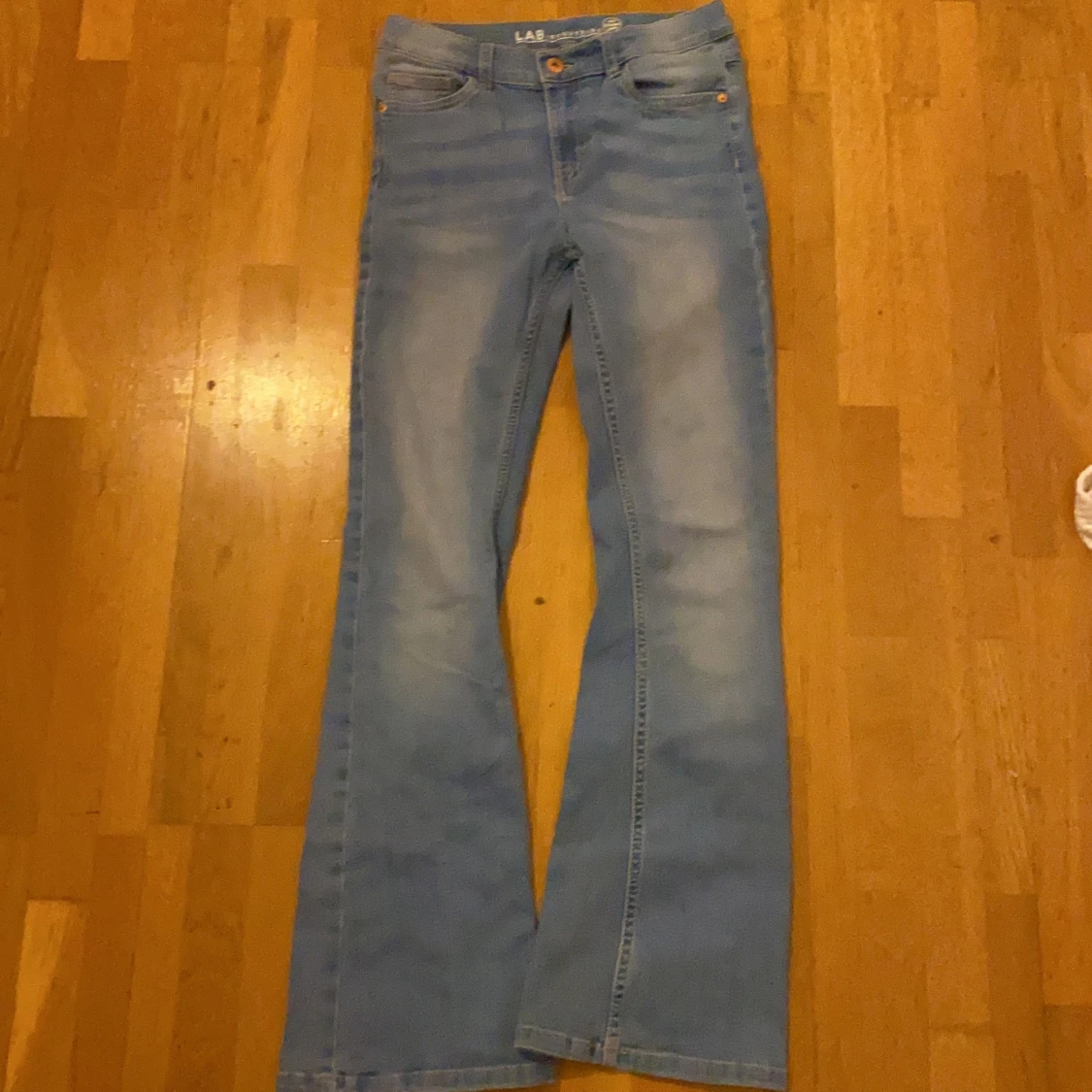 Utsvängda ljusblåa jeans