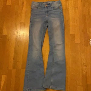 Utsvängda ljusblåa jeans - Jag säljer dessa utsvängda ljusblåa lågmidjade jeans för 50kr + frakt. Jag har använt dem några få gånger. Det är storlek 152 i byxorna!💗