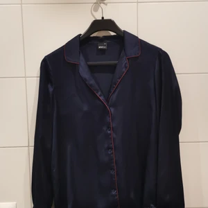 Marinblå skjorta  - Marinblå skjorta i fint skick från Gina Tricot i storlek 38✨ Frakt tillkommer 💕