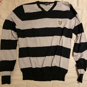 Lyle And Scott Tröja - Säljer denna snygga randiga tröja från Lyle And Scott 🖤💛 nypris ca 900kr. Den är i storlek L.  :) 