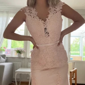 Balklänning - Rosa balklänning måttbeställd från Hebeos. Helt oanvänd. Passar mig som är 173 cm när jag bär låga klackar. Nypris 1400kr Bär vanligtvis S/M men klänningen är måttbeställd efter dessa mått: Byst 99cm Midja 77cm Höfter 107cm Nyckelben till marken 145cm Längd 173cm