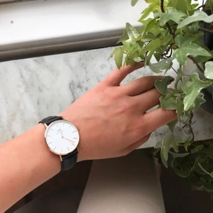Daniel Wellington klocka  - Superfin äkta Daniel wellingtonklocka med svart läderband och två andra extra band. Knappt använd så i jättefint skick. Alla origförpackningar finns kvar