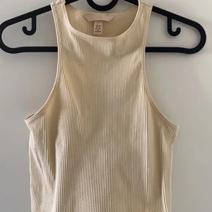 Tanktopp - Säljer den här fina, nya och oanvända tanktopp köpt på H&M. Frakten ingår ej