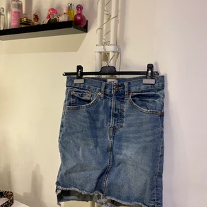 Jeanskjol från Lager157 strl S - Perfekt till sommaren❣️ köpt från Lager157 kom privat för fler bilder på❣️köpare står för frakt❣️