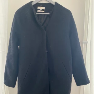 Kappa  - Kappa från 365 som är köpt på MQ, strl. S. Använd fåtal gånger. Kan fraktas, köparen står för kostnaden.