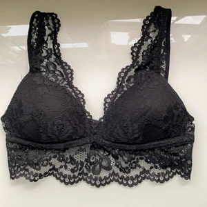Bralette Gina Tricot - En fin bralette i spets från Gina Tricot. Säljer den eftersom den blivit för liten, den är i storlek XS. Inga slitningar, utan i bra skick. Jag säljer den för 60kr + frakt