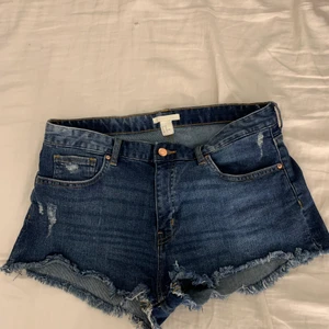 Korta jeansshorts  - Från H&m, storlek 40