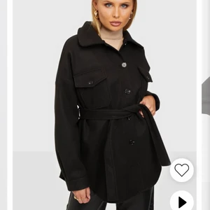 Kappa  - Säljer en svart kappa som jag köpt på Nelly endast använd en gång den är som ny! Den är slutsåld på hemsidan det är i storlek 34