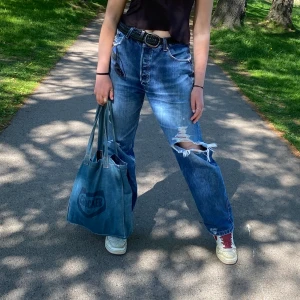 Lågmidjade Levis - Intressekoll!! Skitsnygga Levis jeans som tyvärr va för stora för mig😌 säljer endast vid bra pris