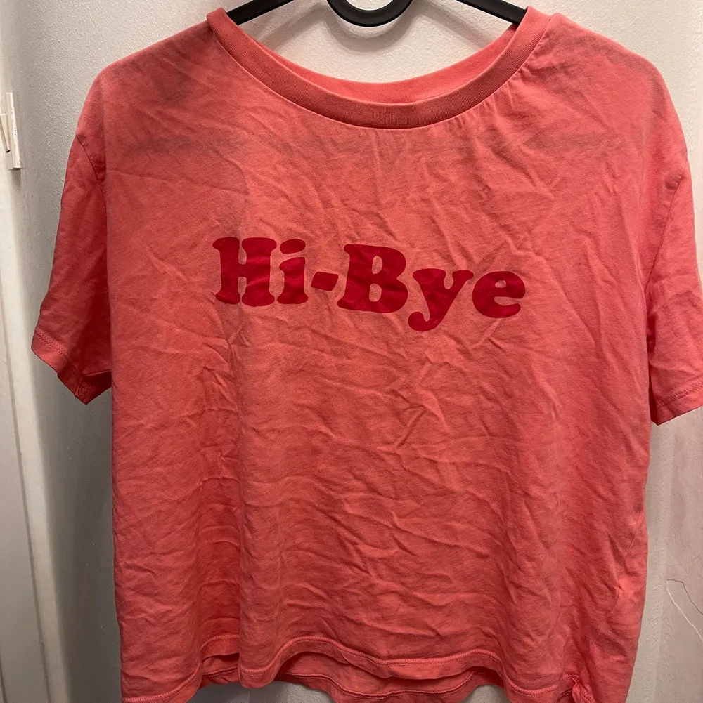 Säljer denna tshirt i bra skick! färgen visas bäst på första bilden för den är mer skrikrosa💕 storlek S . T-shirts.