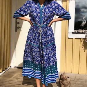 Bohemisk klänning - Er blå och grön bohemisk klänning. Helt oanvänd, lappen är kvar. Köparen står för frakt och den går att diskuteras privat. Klänningen är bekväm och i ett väldigt bra skick.