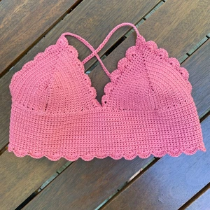 Virkad topp - Säljer denna superfina somriga toppen som jag har virkat själv! Den är justerbar i ryggen så man kan anpassa storleken utifrån en själv😊 Köparen står för frakten!💗💕 Jag säljer även en annan liknande virkad topp i min profil🥰