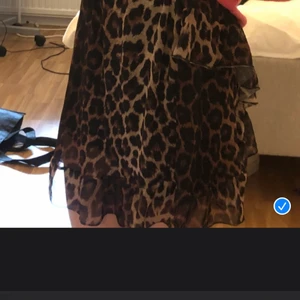 Nelly kjol, leopard!  - Strl Xs/S. Slutsåld i Nelly. Säljer för ingen användning av den tyvärr, men den är ju superfin! 