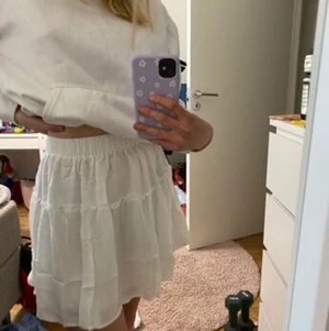 Vit volang kjol - Säljer min fina kjol från SHEIN helt i nyskick och säljer för det inte är min smak. Inte mina bilder men är indentisk till bilden.