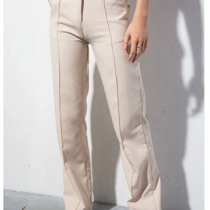 Kostymbyxor från Madlady - Säljer dessa superpopulära kostymbyxorna från Madlady då de var lite långa på mig som är 164cm. Aldrig använda och är helt slut på hemsidan. Budgivningen slutar 19 juni💕