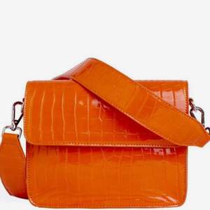 Orange trendig väska ifrån hvisk, nästan oanvänd! Kan mötas upp i Växjö och Älmhult, annars står köparen för frakten! 🥰Ordinariepris: 800kr