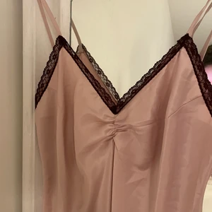 Rosa silkesklänning med bruna detaljer - Rosa silkesklänning med bruna detaljer, passar fint och flowy på mig som har s/m, aldrig använd med köpt second hand