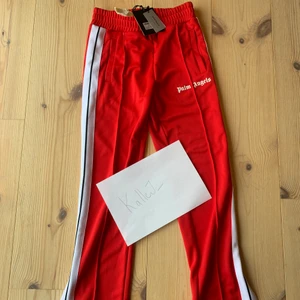 Palm Angels track pants - Storlek S DSWT (Nya oanvända med tags)  - Säljer dessa fina track pantsen från Palm angels! Helt nya / oanvända med alla lappar kvar! Kvittot ingår! Gratis frakt! 