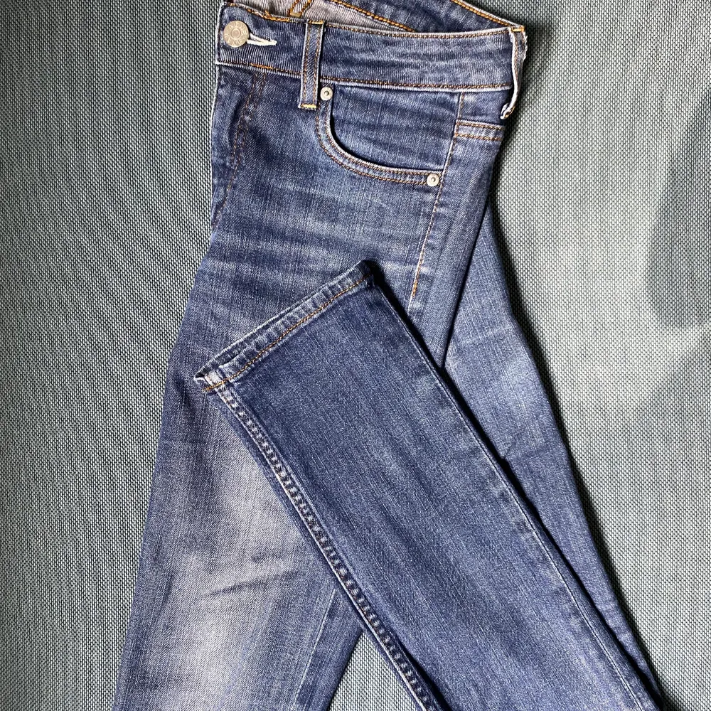 Låga jeans från Acne i storlek 26/34.. Jeans & Byxor.