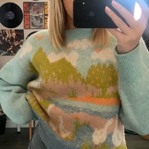 Stickad tröja  - Säljer denna superfina stickade tröja från Zara. Härligt mönster som är likadant både på framsida och baksida. Tröjan är i nyskick 🥰 Bud från 150 kr, eller köp direkt för 200 kr + frakt 💖