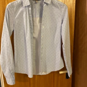 Hm skjorta ljusblå med små svarta prickar - - Storlek 36 - Endast använd fåtal gånger max 2 gånger  - Tajt skjorta  - Köptes från hm 