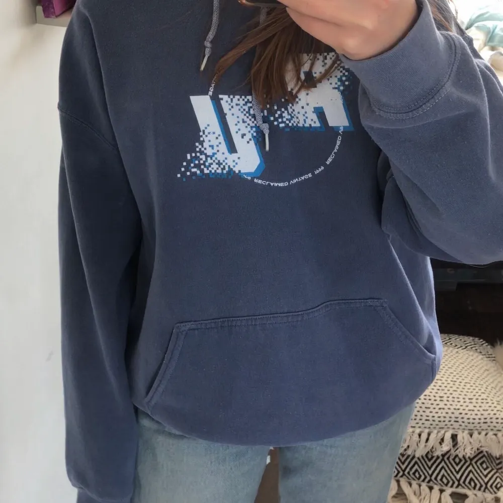 Säljer min superfina hoodie från Reclaimed vintage då den tyvärr inte kommer till användning. Den är i storleken S men passar även större storlekar,köptes för 600kr förra året💕 det är bara att skicka ett meddelande om du vill ha fler bilder, jag kan frakta mot att köparen står för frakten eller mötas upp i Stockholm☺️. Hoodies.