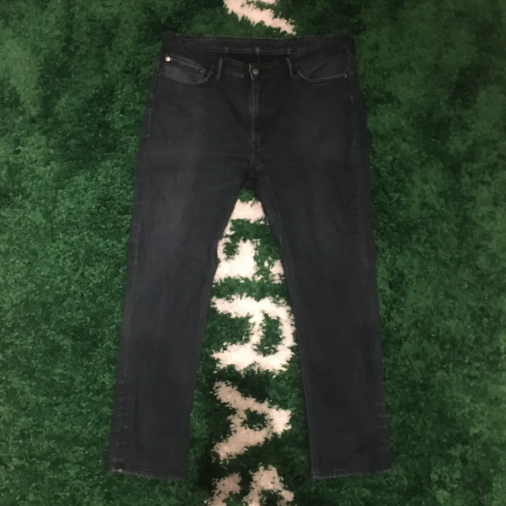 Size: W 38 L 30. Waist 47 cm. Length 102 cm. Leg width 19 cm. Condition 7/10. 150 sek / 15 €. Buyer pays the shipping cost. For more information please go visit @xhibitshop on instagram.. Jeans & Byxor.