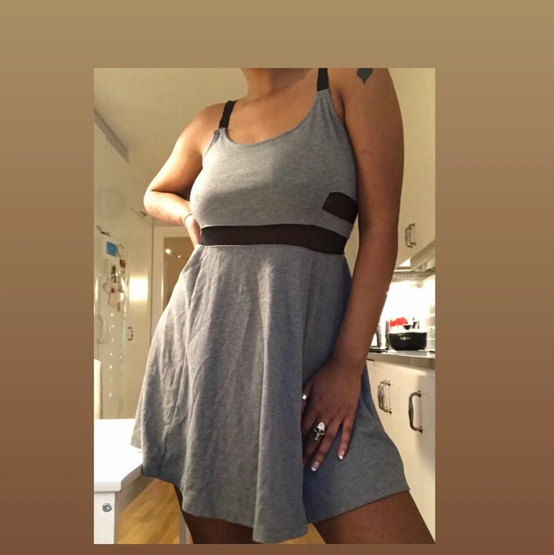 Kattig grå klänning - 90