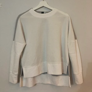 Adidas - Cool adidas sweatshirt med vitt där fram och grått där bak. 