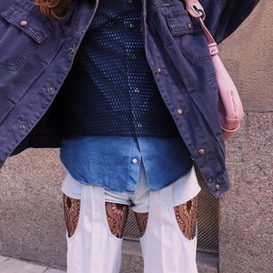 ”shorts-jeans” från Weekday - Sjukt coola, ljust tvättade, ”shorts-jeans” inköpta från Weekday. På somrarna kan du använda jeansen med bara ben och på hösten/vintern kan man styla dem med ett par najs strumpbyxor under som på bilden ovan :)) Om du är intresserad, skicka meddelande för fler bilder!