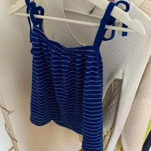 Somrigt linne - Köpte detta superfina linne på sellpy så vet inte märke eller storlek. Var dock lite liten på mig med S/M så gissar att den är XS/S, tröjan är i superbra skick!! ✨💘🌸