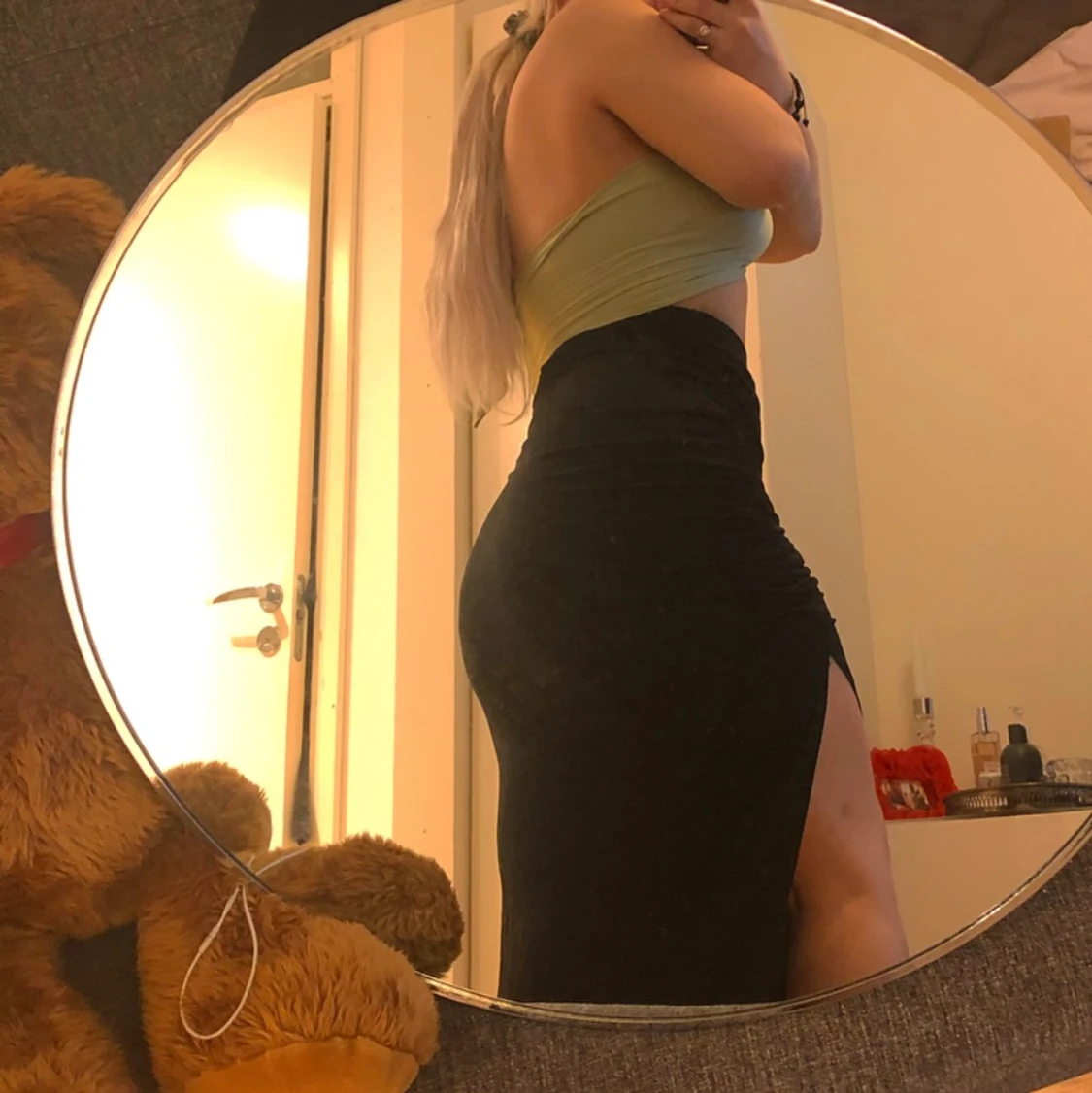 Svart kjol med slit🦋 - 90