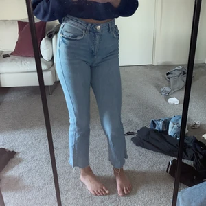 Gina byxor  - Jag säljer domma fina jeensen för 250kr +frakt. Använde domma vid 1 tillfälle. Säljer domma för jag ej andvänder domma. Domma byxorna kostar egentligen 399kr 