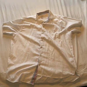 Oscar of Sweden  - Vit Kortärmad skjorta med lite färgglada detaljer