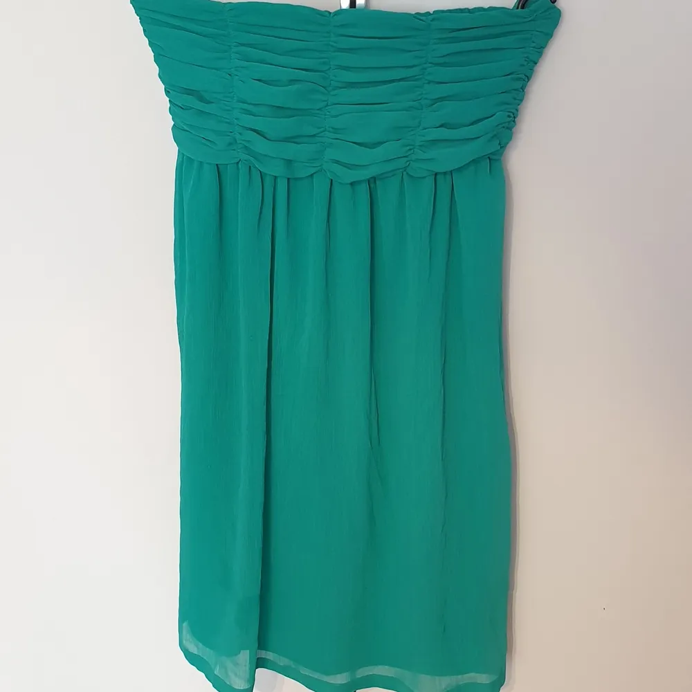 Mörkgrön -mintgrön- klänning💚 Elastiskt band över bysten och ryggen. 65 cm lång. Polyester.. Klänningar.