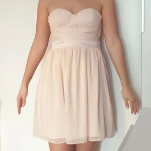 Bikbok, klänning, storlek M  - Ljusrosa/ Nude klänning. 64% Bomull 33% Polyester 3% Spandex. 