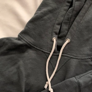 Oversized hoodie - Oversized, grön hoodie från BikBok                                            Snören i midjan för att göra den tajtare                                            Grönare än den ser ut på bild, alltså inte lika grå