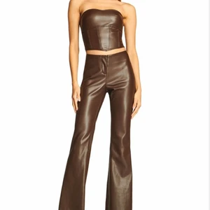 I AM GIA set  - Brun set från I AM GIA, aldrig använt, beställde fel storlek så ligger fortfarande i paketet de kom i! Beställt hem rätt storlek nu och är mina nya fovorit plagg, ÄLSKAR! Sitter så snyggt och är sååå bekvämt! Kostar dock mycket att skicka tillbaka så tänker att jag istället säljer de vidare till nån lycklig! Köpte   För 1350kr + frakt för 800kr, varning för er som vill beställa från Australien! 