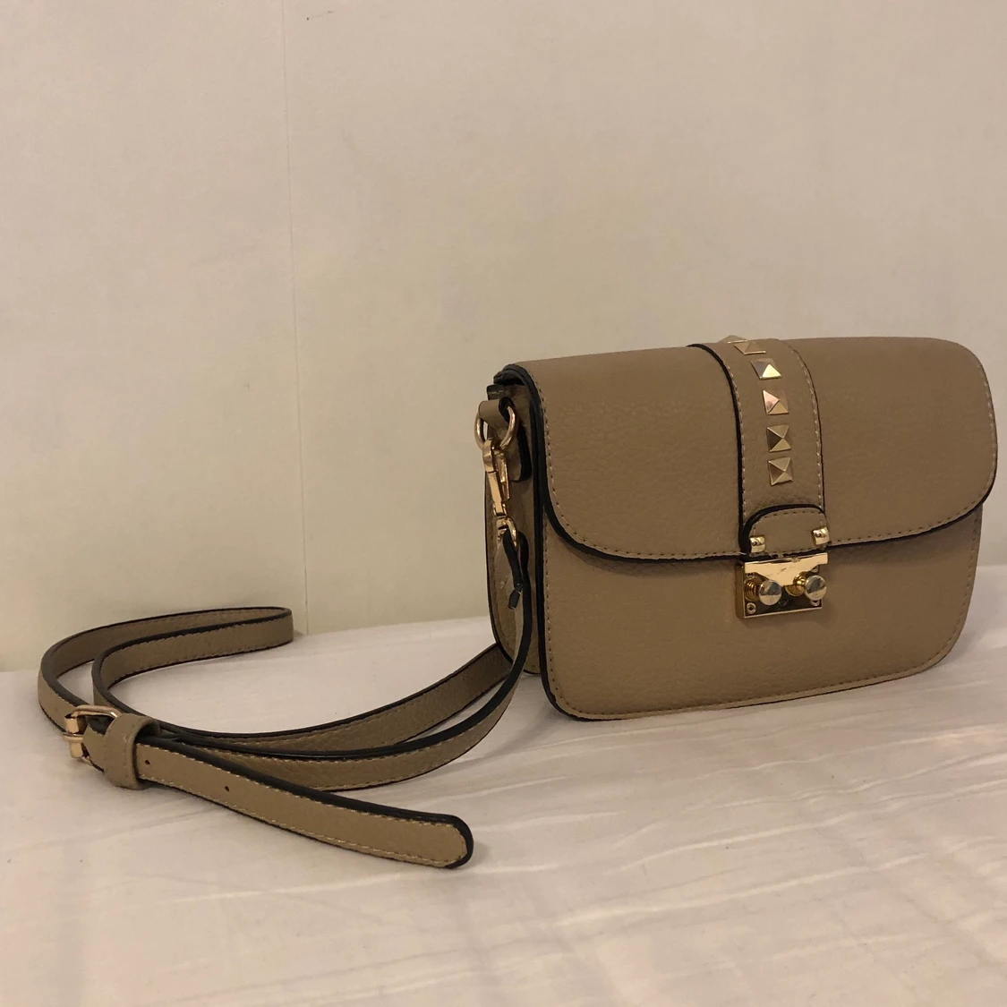 Beige axelremsväska med gulddetaljer - 90